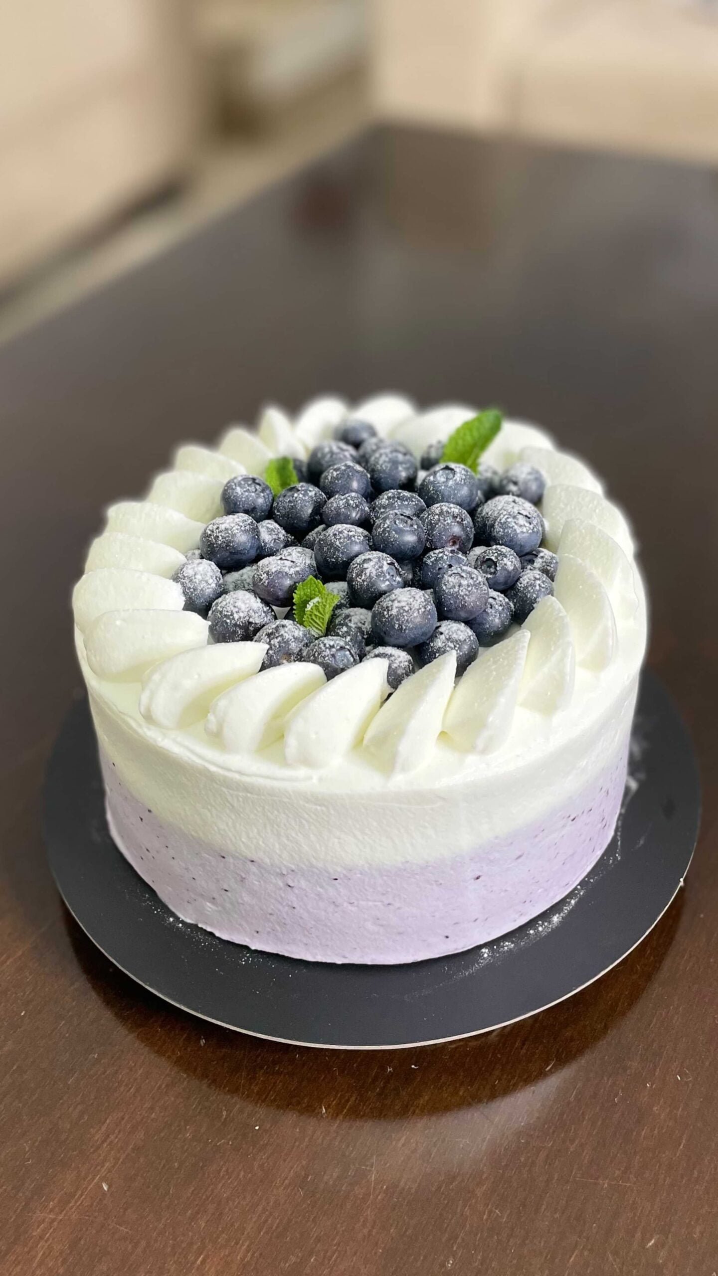 עוגת שכבות קצפת ואוכמניות