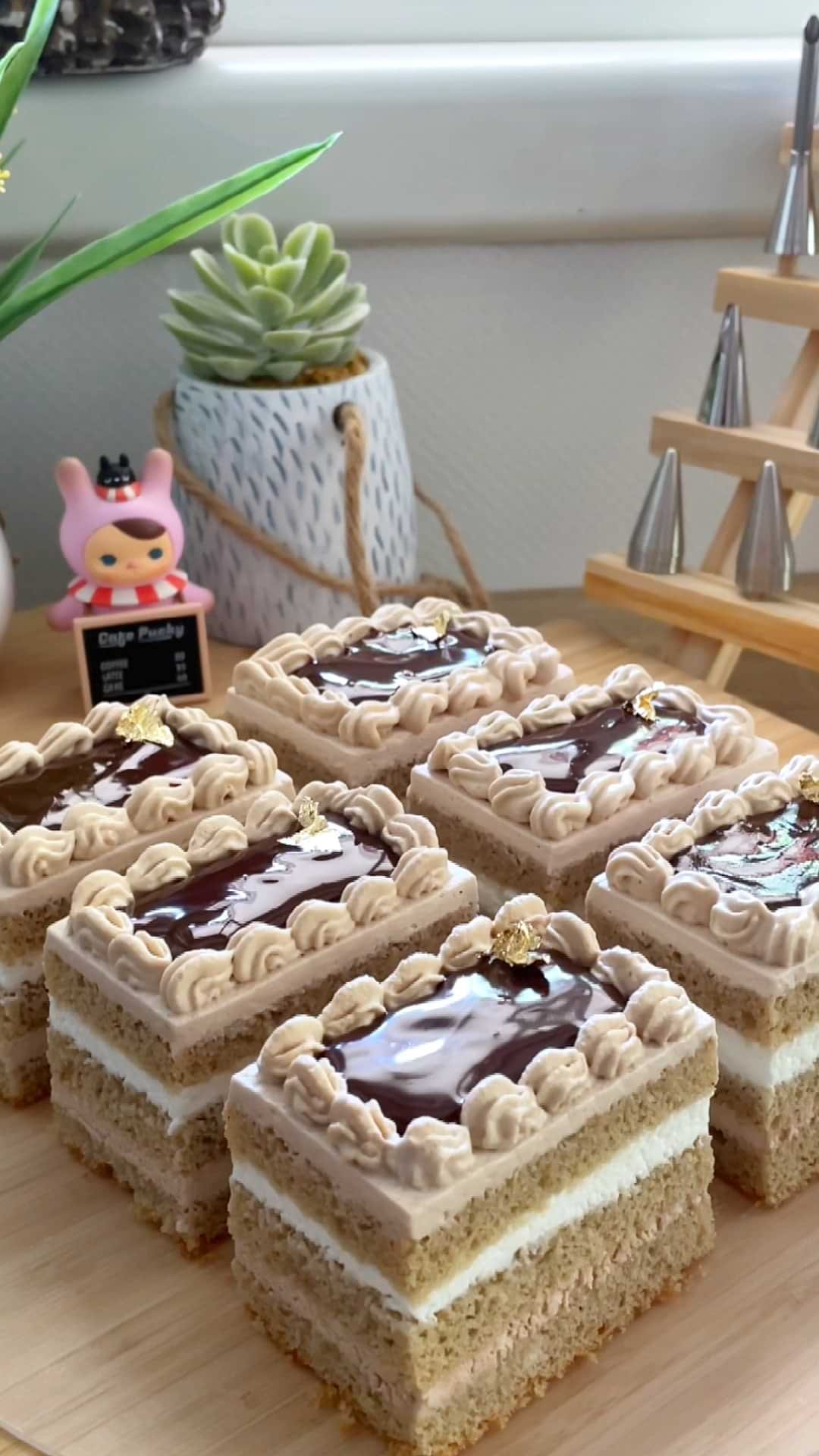 עוגות אישיות שכבות קצפת וקפה