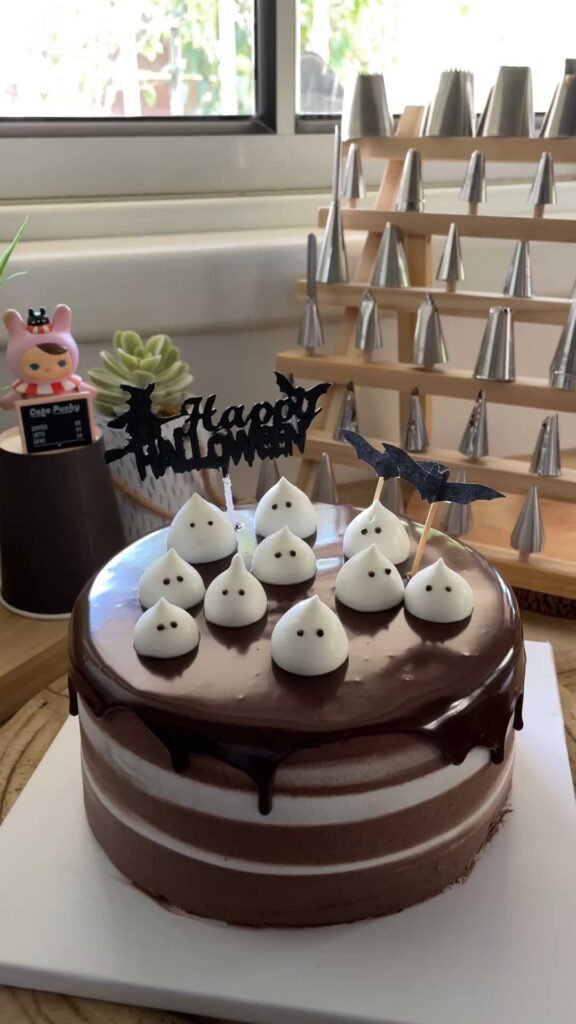 Mini Ghosts Chocolate and Oreos Layer Cake (Halloween Cake) עוגת שכבות שוקולד ואוראו עם מיני רוחות רפאים (עוגה להאלווין)