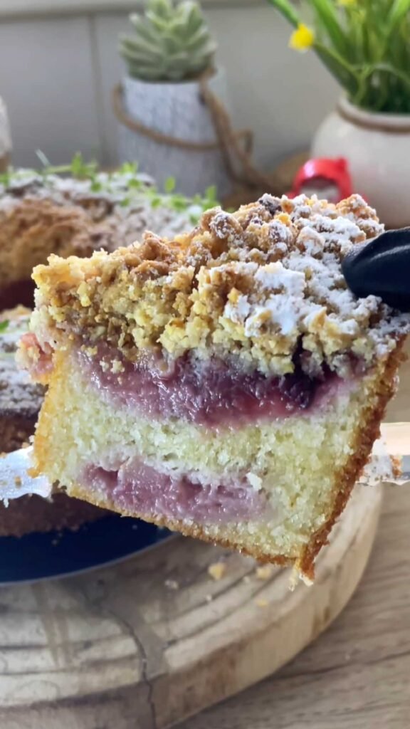 Strawberries Crumble Pound Cake עוגה בחושה תותים וקראמבל