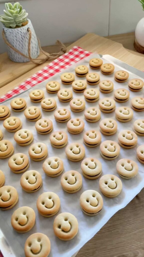 Smiley Face Cookies עוגיות חיוכים ממולאות בשוקולד
