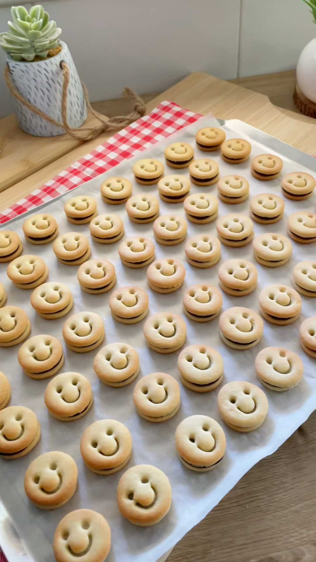 עוגיות חיוכים ממולאות בשוקולד