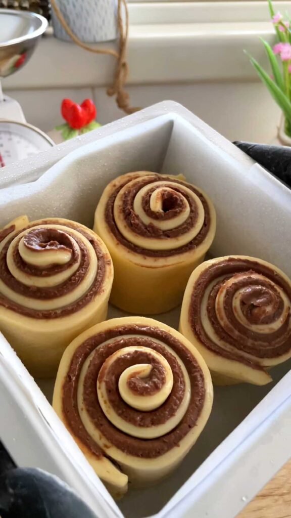 Brioche Rolls with Brownie Filling שושני בריוש במילוי בראוניז