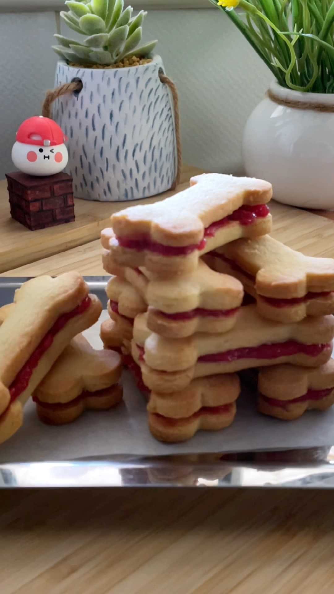 עוגיות חמאה בצורת עצמות ממולאות בריבה