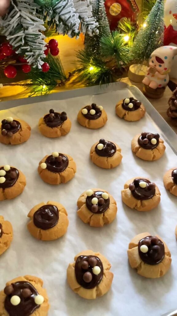 Peanut Butter Chocolate Button Cookies עוגיות חמאת בוטנים עם שוקולד