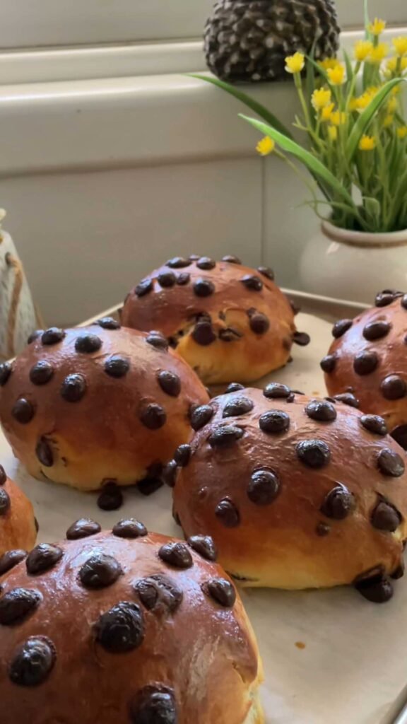 White Bueno Cream Filled Brioche Buns לחמניות בריוש במילוי קרם בואנו לבן
