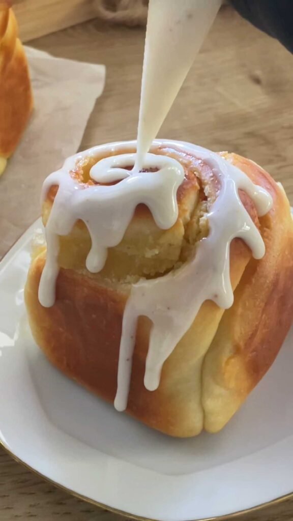 Lemon Brioche Rolls שושני שמרים במילוי קרם לימון