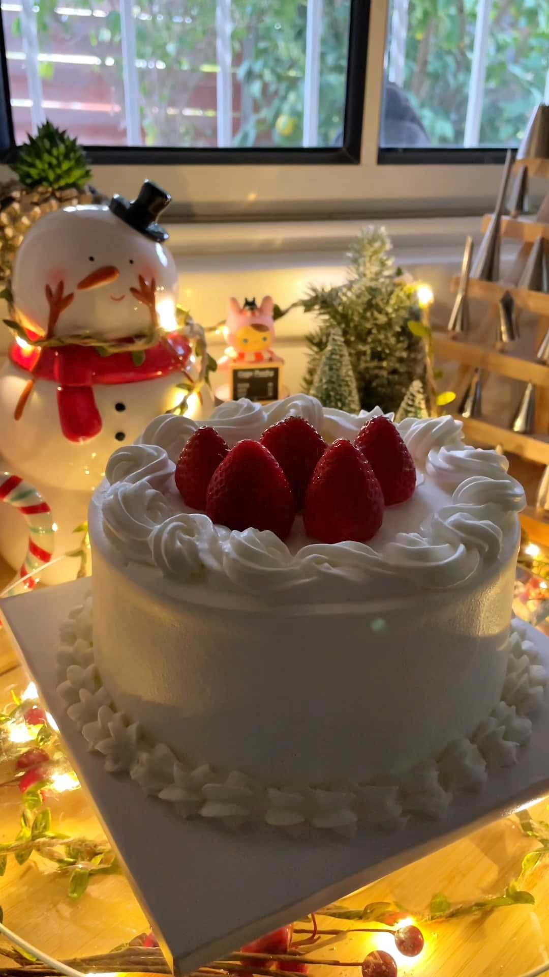 עוגת שכבות תותים וקצפת