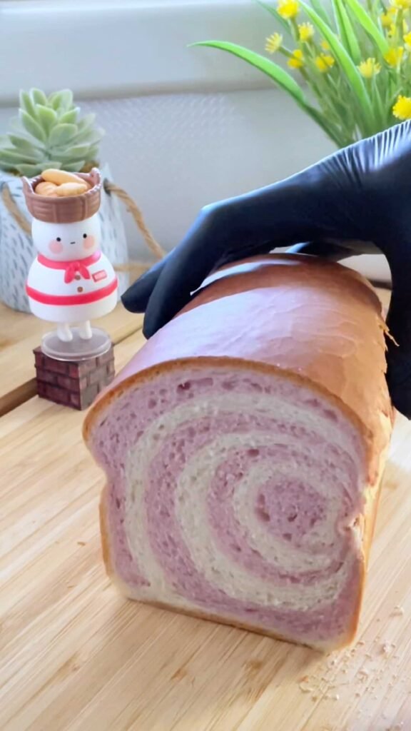 Purple Sweet Potato Swirl Bread לחם ספירלה בטטה סגולה