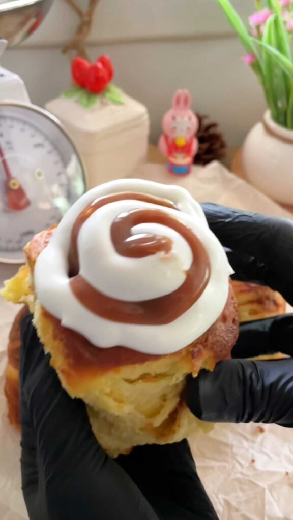 Carrot Cake Cinnamon Rolls רול שמרים קינמון עוגת גזר
