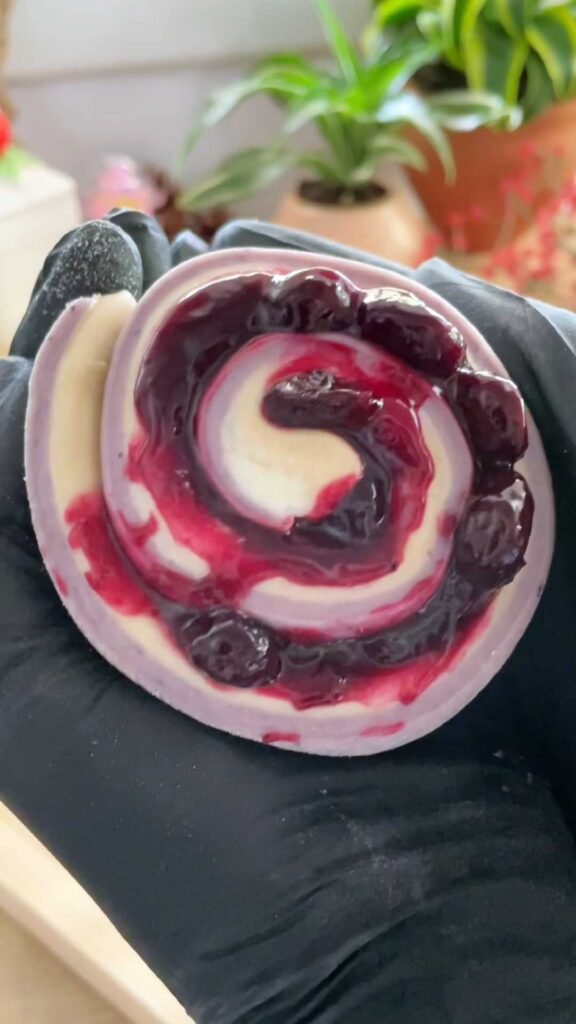 Blueberry Cheesecake Rolls שבלולי שמרים גבינה ואוכמניות