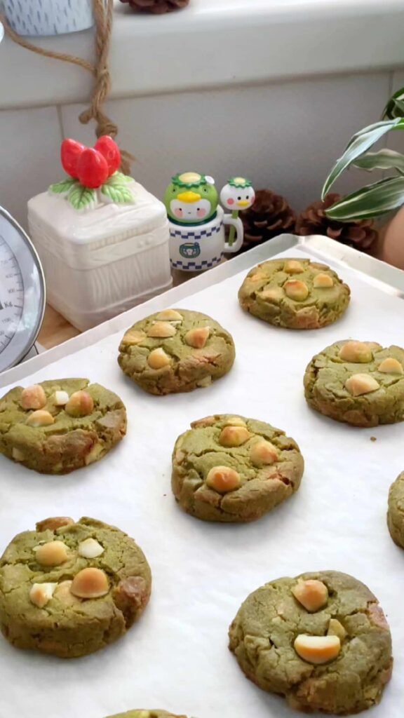 Matcha Cookies with White Chocolate and Macadamia Nuts עוגיות מאצ'ה שוקולד לבן ואגוזי מקדמיה