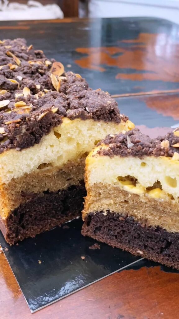 Ombre Cake with Chocolate Crumble Topping עוגת אומברה בחושה עם קראמבל שוקולד