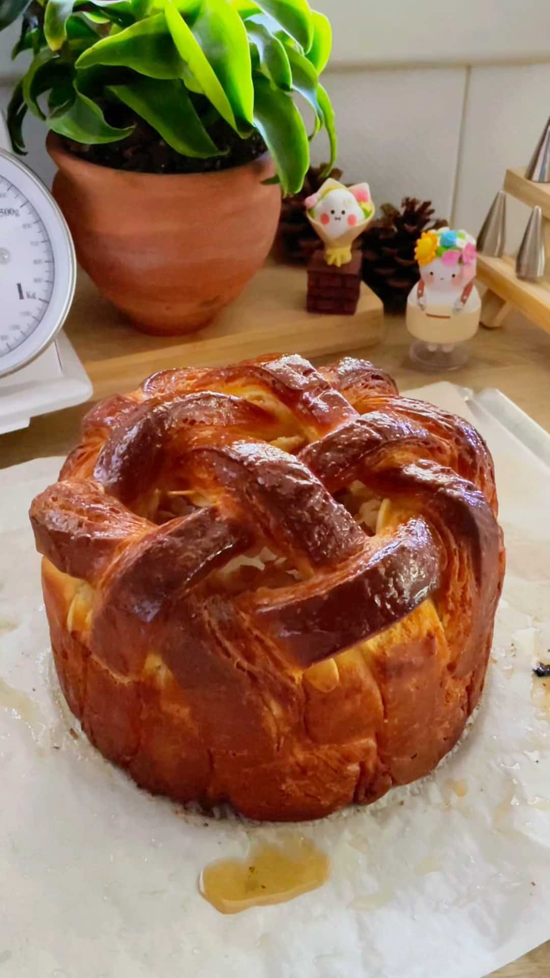 בריוש מדופף במילוי קרם שקדים תפוחים מקורמלים ומרציפן