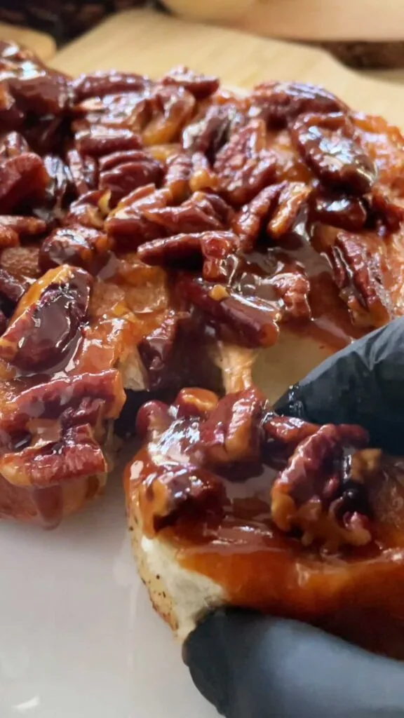 Sticky Pecan and Caramel Buns סטיקי באנס עם פקאנים וקרמל
