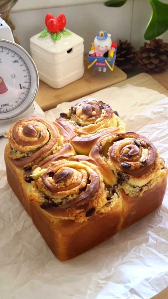 Brioche Rolls with Chocolate Chip Cookie Dough Filling שבלולי בריוש במילוי בצק עוגיות שוקולד צ'יפס