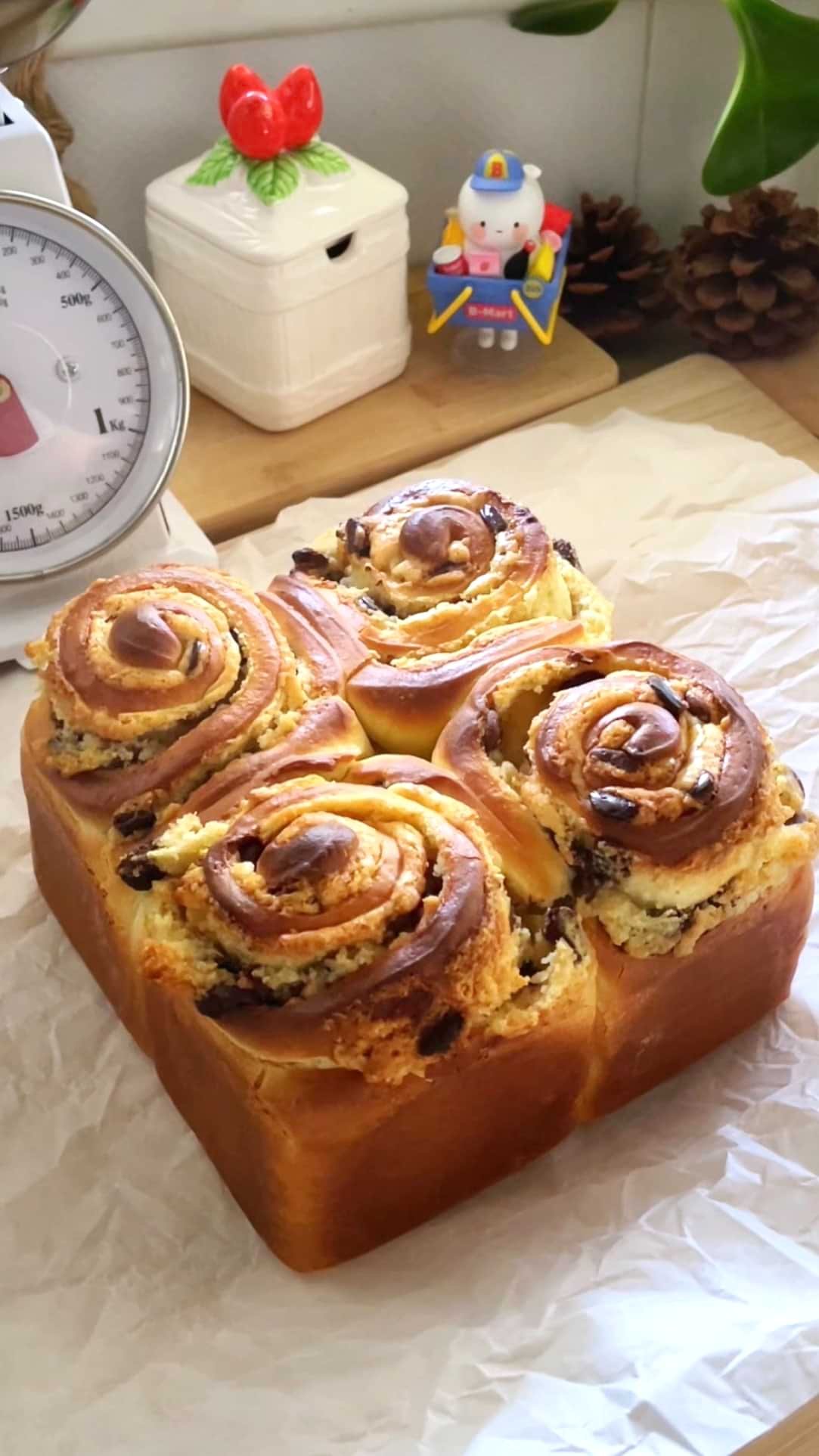 שבלולי בריוש במילוי בצק עוגיות שוקולד צ'יפס