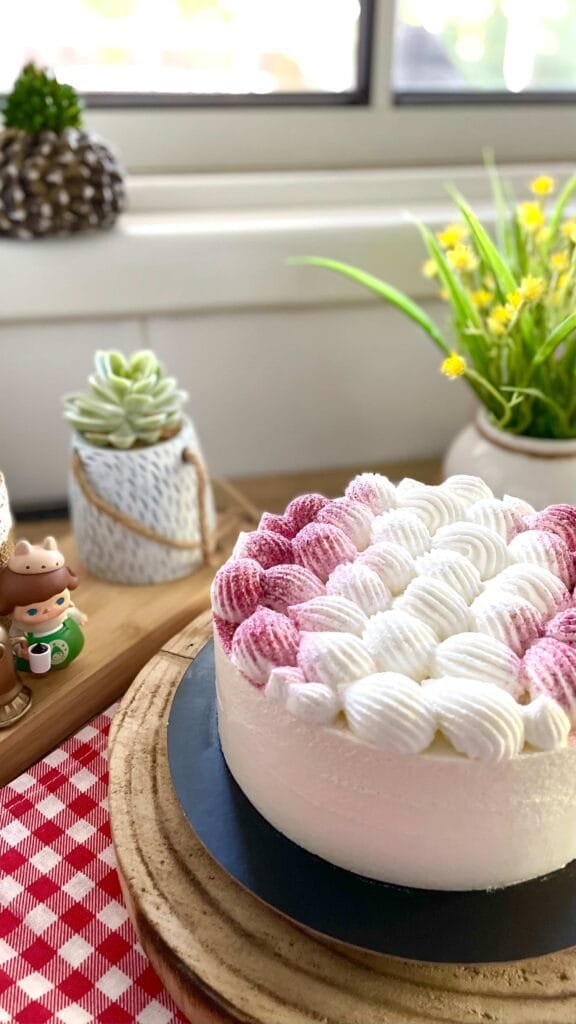 Berries & Lemon Meringue Mousse Cake עוגת מוס פירות יער לימון ומרנג