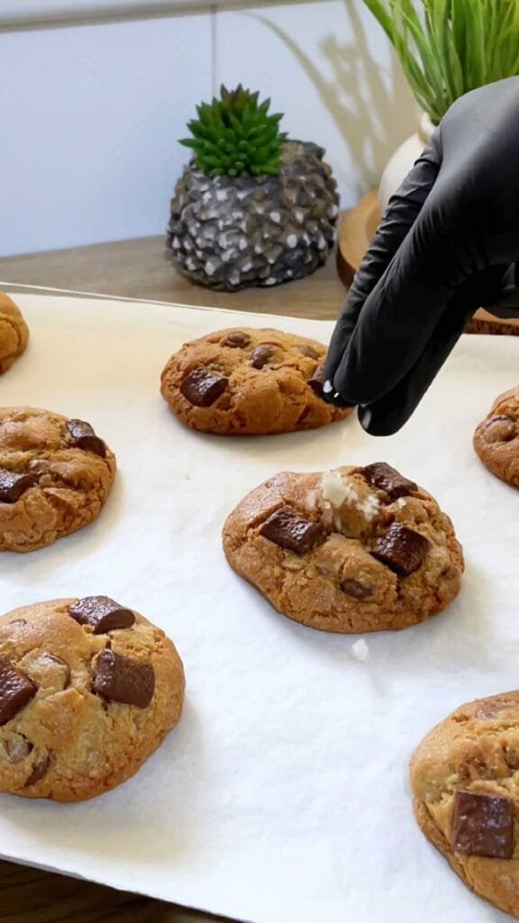 Salted Chocolate Chip Cookies עוגיות שוקולד צ'יפס עם מלח ים אטלנטי