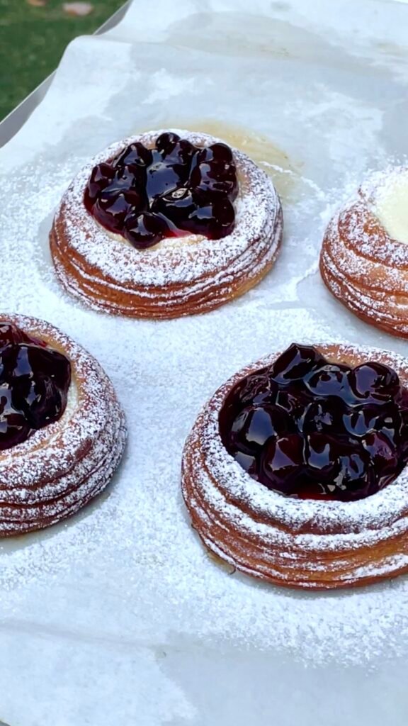 דייניש במילוי גבינה וקומפוט אוכמניות